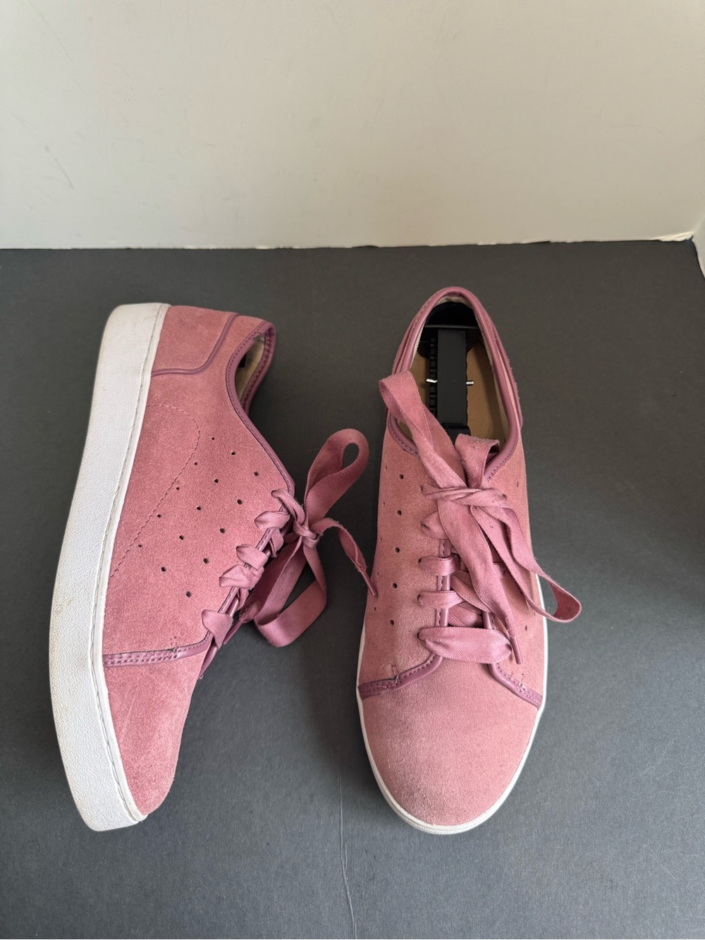Vionic Keke mauve/lavender suede wide satin laces sneakers. Size 9.5 - Picture 4 of 14